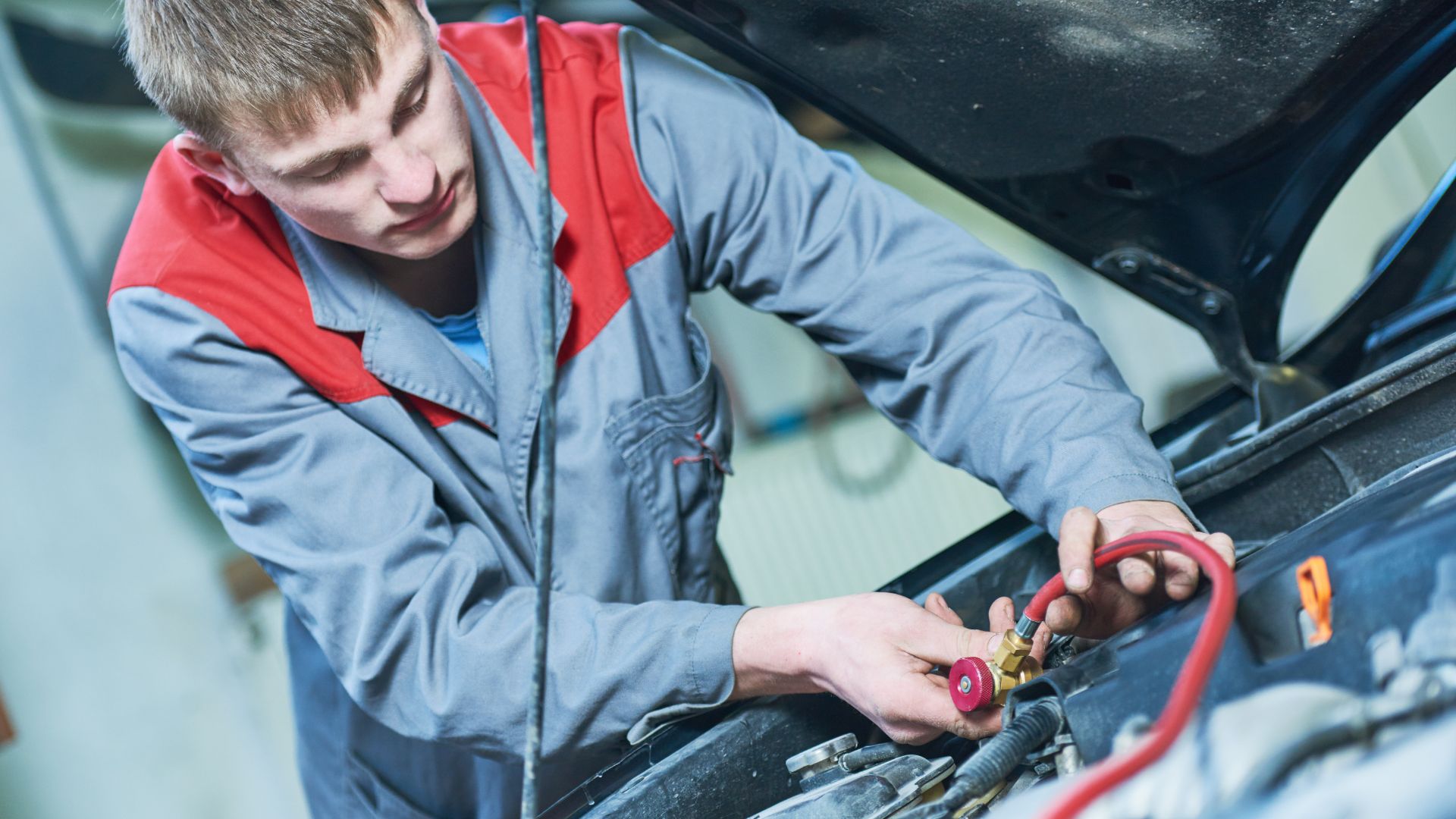 A/C only works when driving — causes and fixes REREV