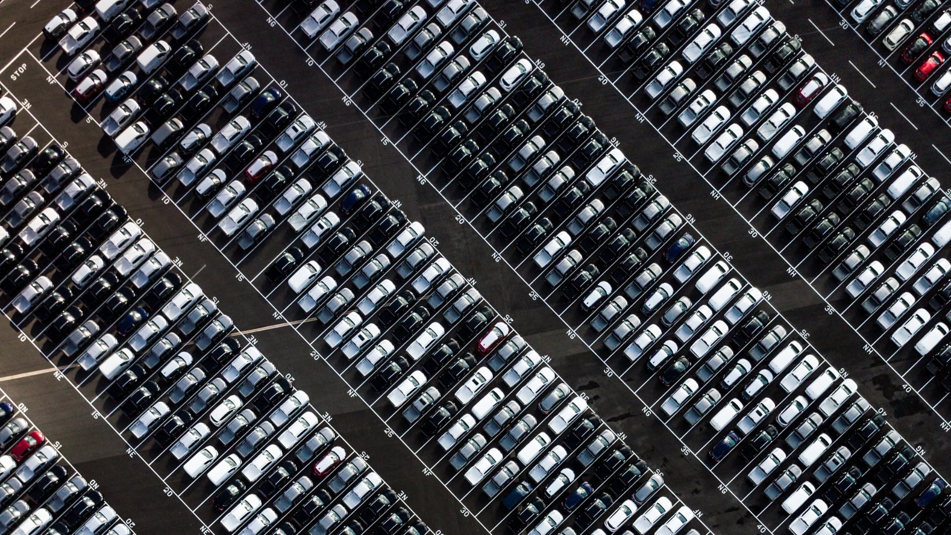 a parking lot filled with lots of parked cars.