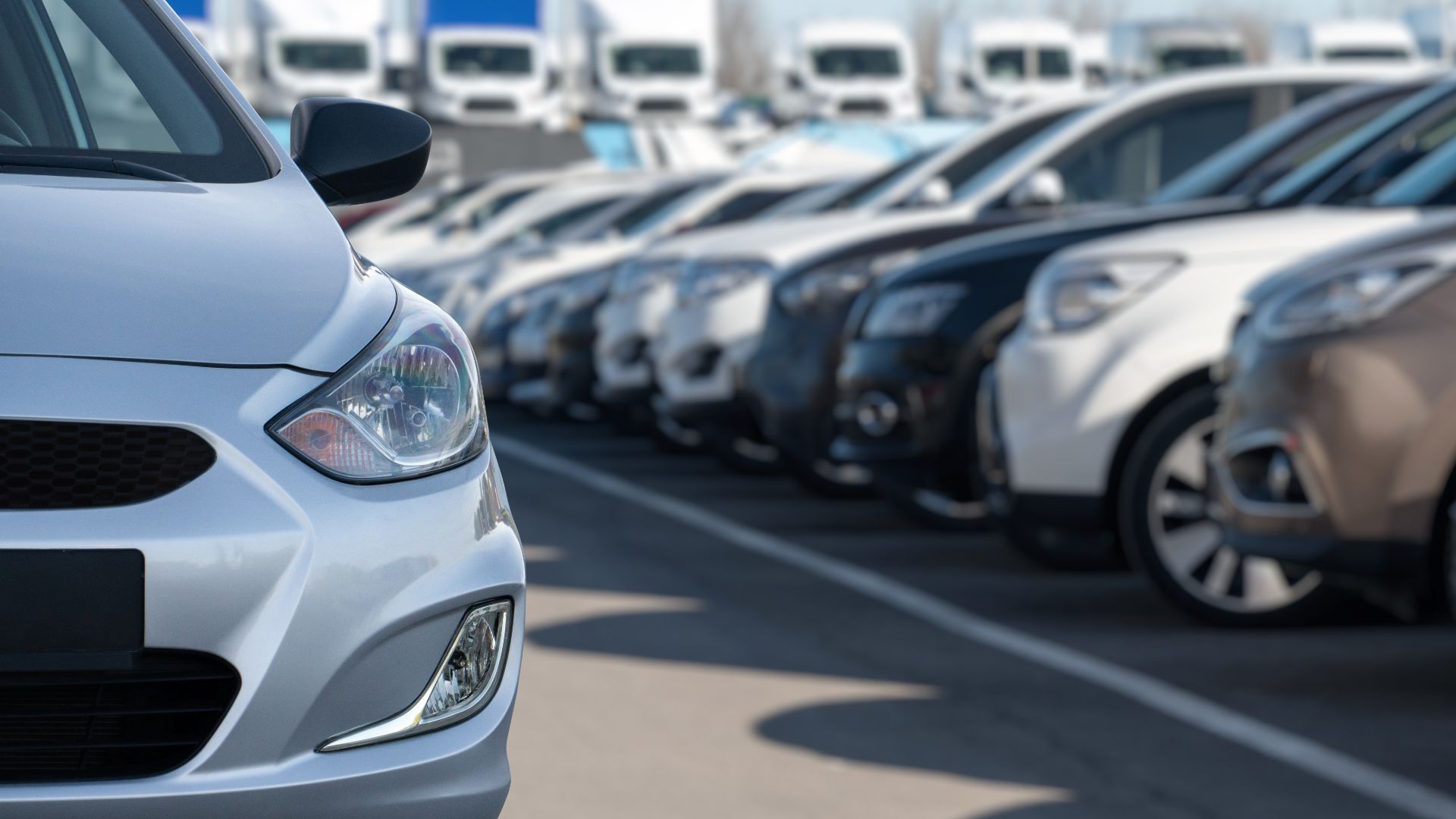 a row of cars parked in a parking lot.