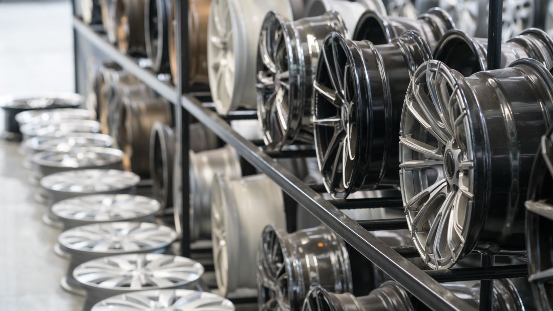 a bunch of wheels that are on a rack.