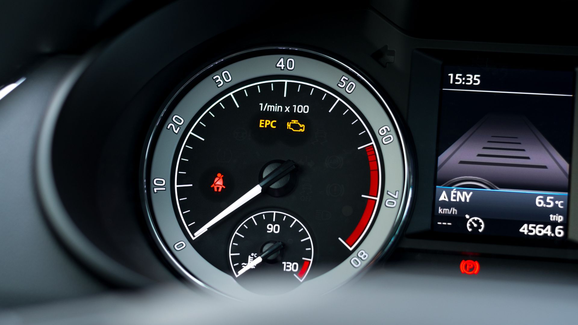 a close up of a speedometer in a vehicle.