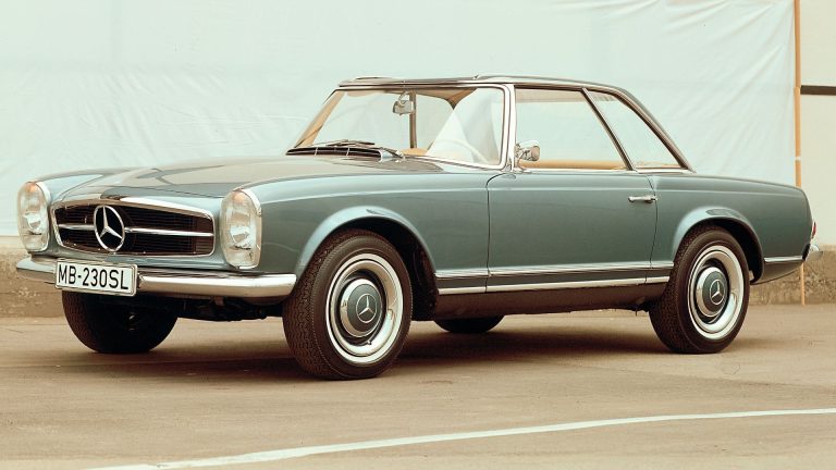 a mercedes benz is parked in a parking lot.