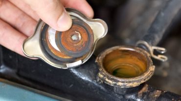 Car leaking antifreeze when parked — causes and fixes | REREV