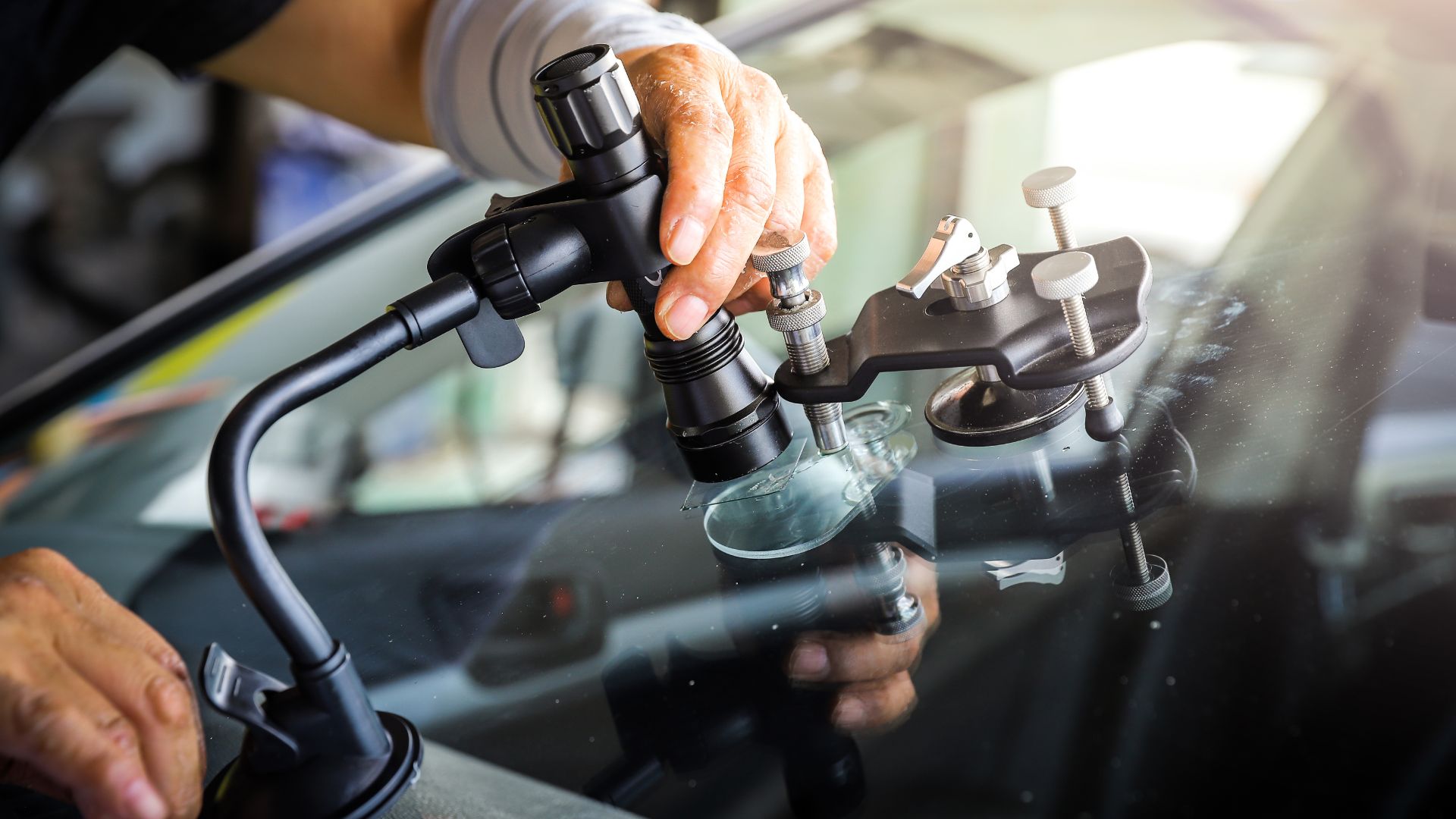 How to stop a windshield crack from spreading — best methods REREV