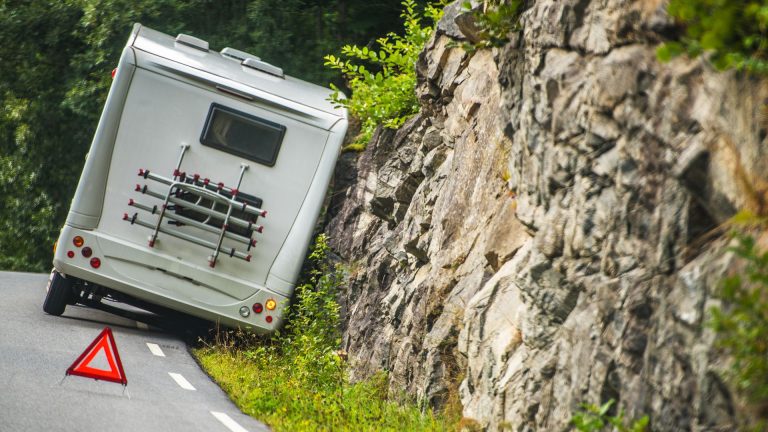 a bus that is sitting on the side of a road.